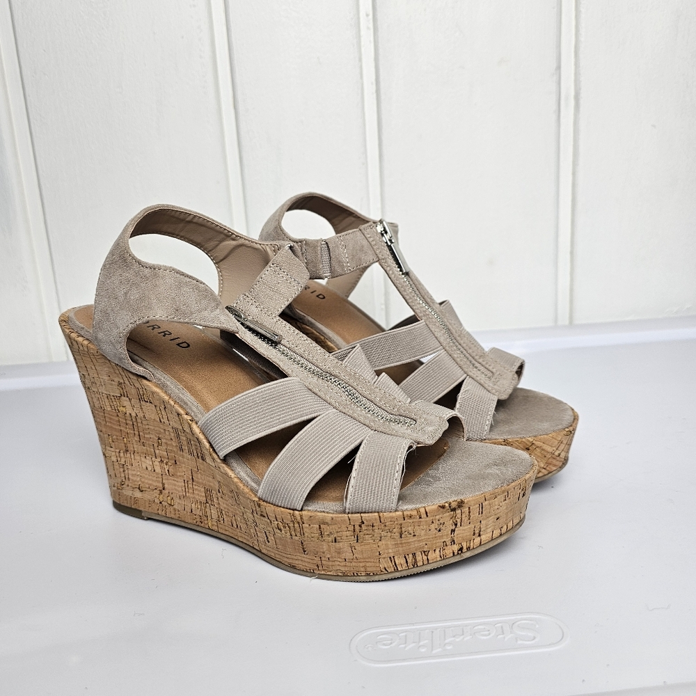 Torrid Plus Size Stretch Front Zip Front Wedge Beige Size 7.5 WW